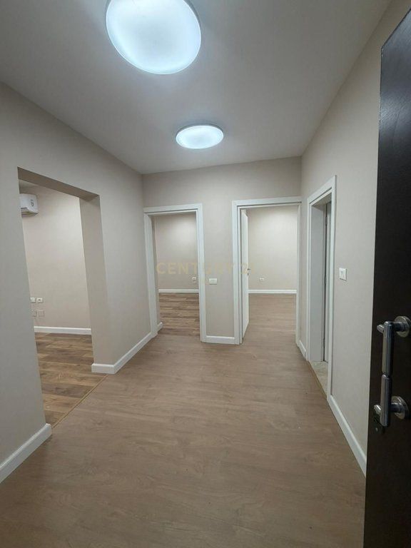 Office for rent – Kosovarëve Street