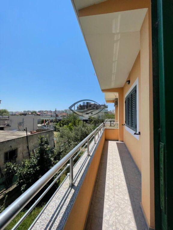 Vilë 3 kateshe 2+1+2 Me Qira në Plazh Hekurudha, Durrës!
