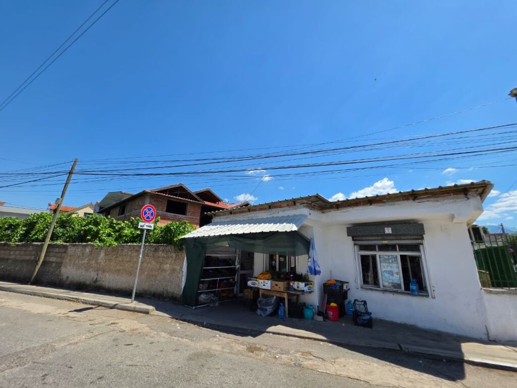 SHITET: Truall ( 500m²) + Shtëpi Private ( 341m² ) 📍 LAPRAKË - Pas Spitalit Ushtarak 200m ) Akses Direkt në Unazë &amp; Autostradë 🛣️ 350.000€ ✨️