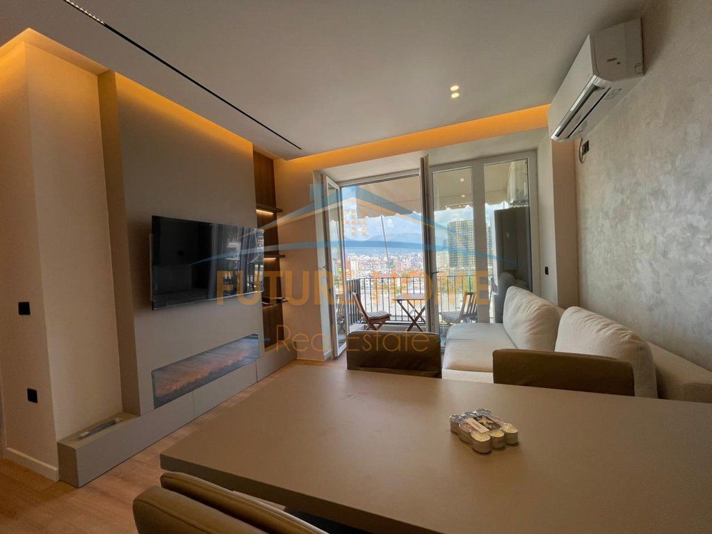 Apartamenti ndodhet në Kompleksin Aura, pranë Rrugës Dritan Hoxha, Laprakë.