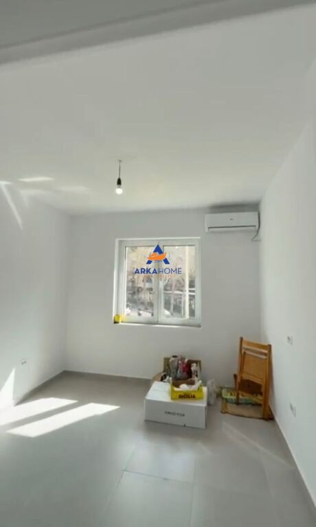JEPET AMBIENT PËR ZYRË ME QERA 72M2 "RRUGA HYSEN DALLIU" 1000 EURO