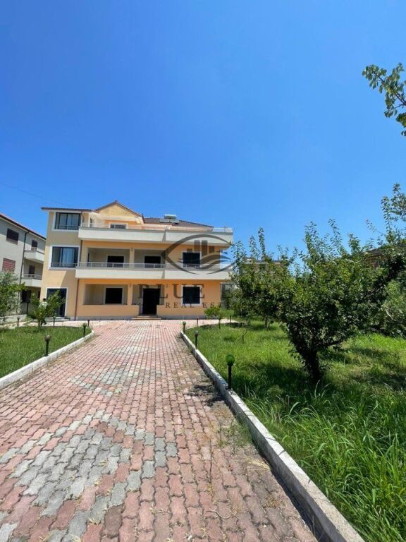 Vilë 3 kateshe 2+1+2 Me Qira në Plazh Hekurudha, Durrës!
