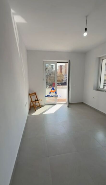 JEPET AMBIENT PËR ZYRË ME QERA 72M2 "RRUGA HYSEN DALLIU" 1000 EURO