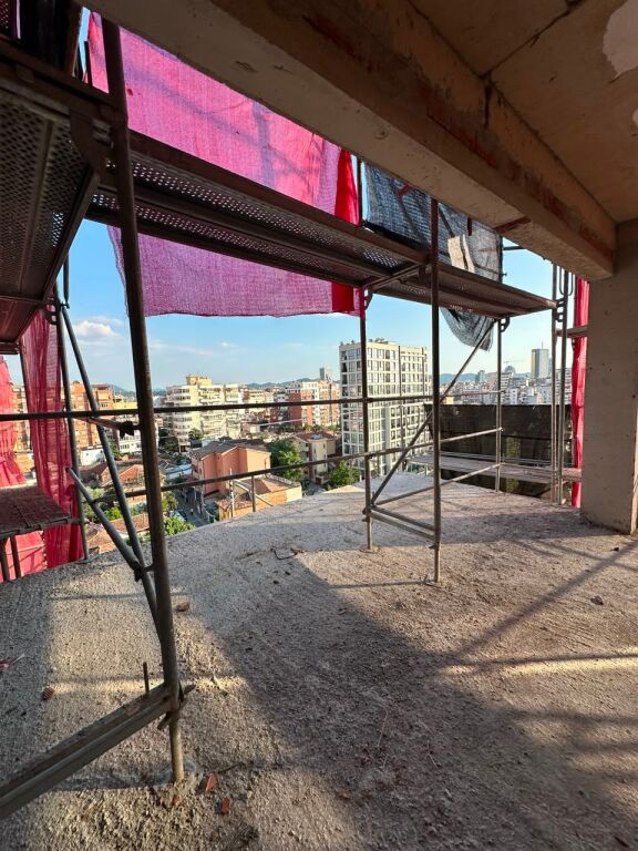 🏡 Shitet Apartament 1+1 pranë Shkollës së Kuqe