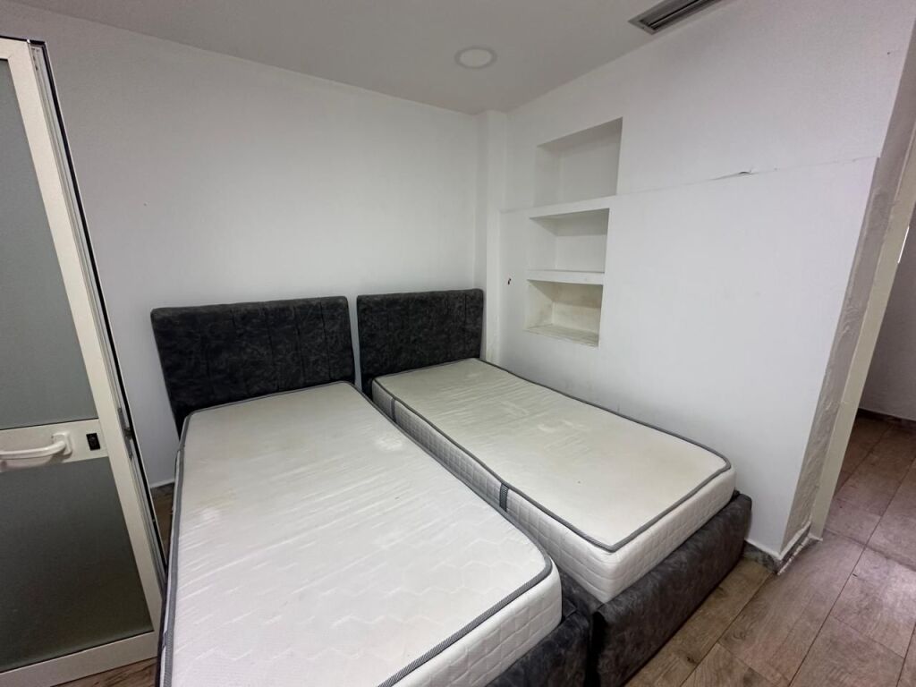 🏢Via Elbasan, vicino all'Istituto di Igiene, si affitta un appartamento 1+1 arredato. 45.000 Leke