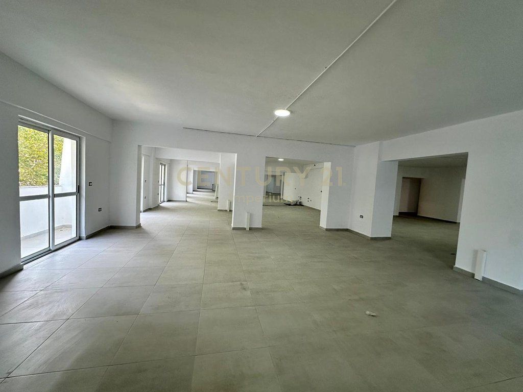 Locale commerciale di 950 m² in affitto in via Dritan Hoxha – Open Space!