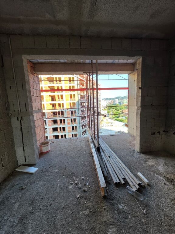 Shitet Ap: ✨️ 2+1+2🚾 1 Ballkon & GARAZHD 🅿️ 📍Riverside Residence - Përball Deliorgjit ( 111m²) 🔥 Kati 5, Çmimi: 188K€ Përfshirë Parkimin 💥