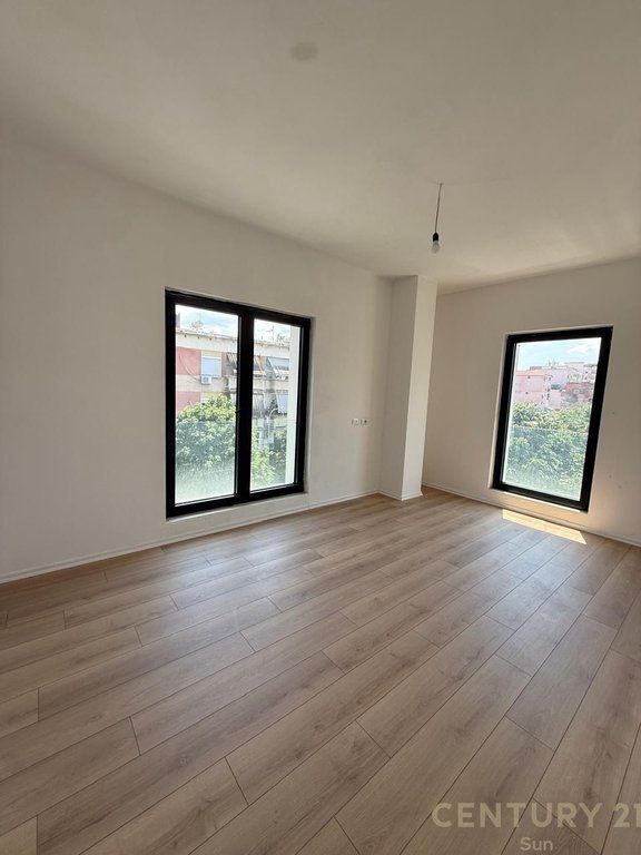 AFFITTASI APPARTAMENTO PER UFFICIO 3+1+2+2 POSTI AUTO IN VIA BARRIKADAVE !