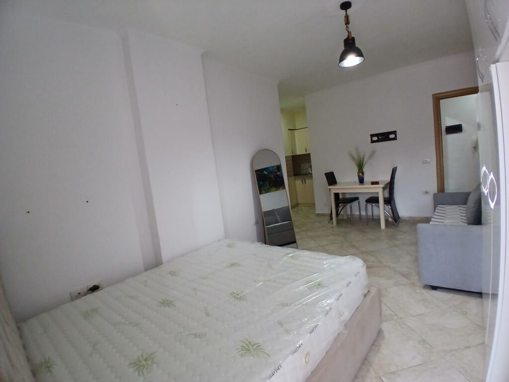 AFFITTASI APPARTAMENTO 1+1 📍 Via Myrteza Topi – Vicino a Via Barrikadave, Tirana
