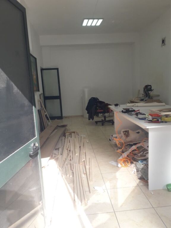 Rent | Ambjent Biznesi | Rruga Riza Cerova | 450 €/month