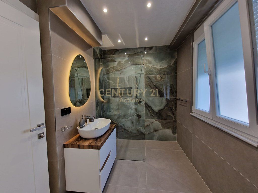 ISH EKSPOZITA, APARTAMENT LUKSOZ 2+1 ME QIRA!!