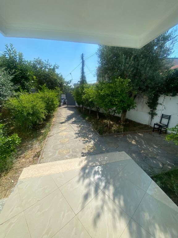 Jepet me qera Shpi private tek Shkolla 9 Vjecare  Bajram Curri !