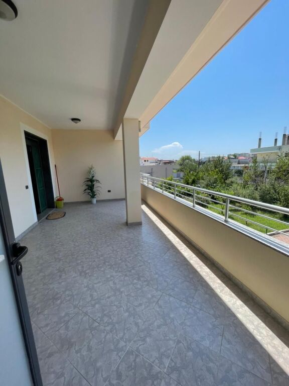 Vilë 3 kateshe 2+1+2 Me Qira në Plazh Hekurudha, Durrës