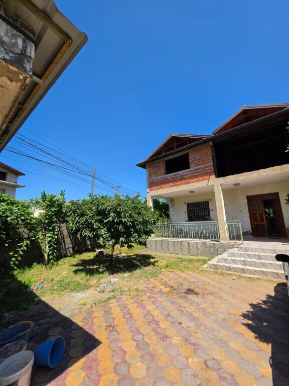 SHITET: Truall ( 500m²) + Shtëpi Private ( 341m² ) 📍 LAPRAKË - Pas Spitalit Ushtarak 200m ) Akses Direkt në Unazë &amp; Autostradë 🛣️ 350.000€ ✨️