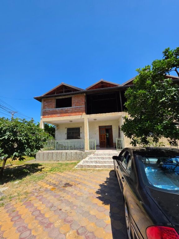 SHITET: Truall ( 500m²) + Shtëpi Private ( 341m² ) 📍 LAPRAKË - Pas Spitalit Ushtarak 200m ) Akses Direkt në Unazë &amp; Autostradë 🛣️ 350.000€ ✨️