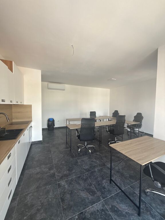 Affittasi Appartamento 2+1+2 – Adatto per Uffici o Residenza