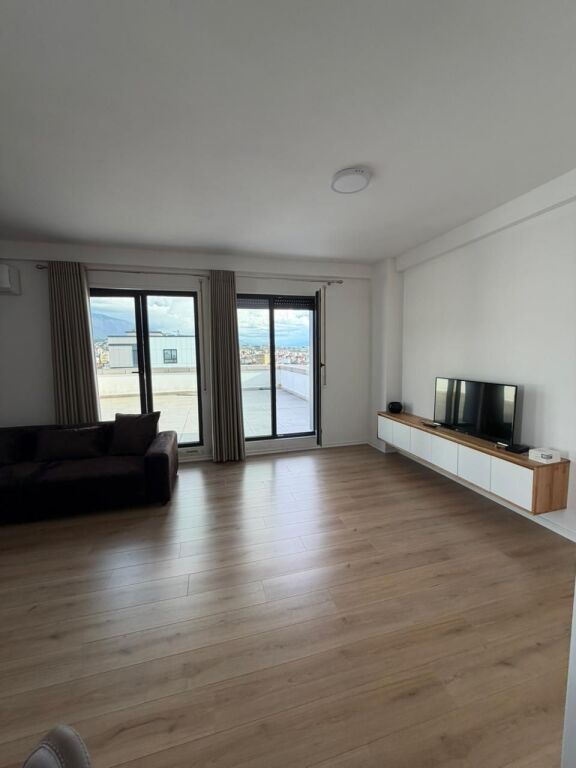 ✨ SHITET APARTAMENT 2+1+2 ME VERANDË TË MADHE – REZIDENCA ERLI, PORCELAN 🌿