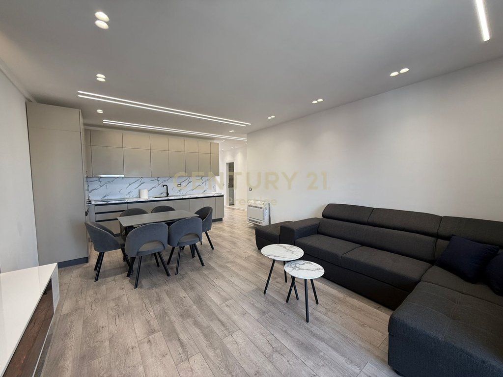 Apartament 2+1 me qira te Bulevardi i Ri