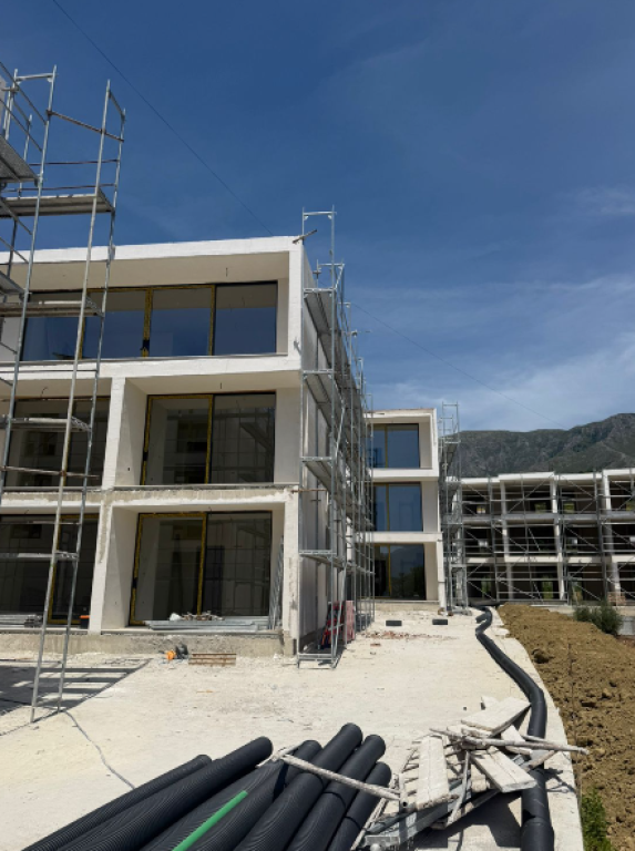 Shitet Apartament 1+1 në Orikum, Vlorë – Rreshti i Parë me Detin