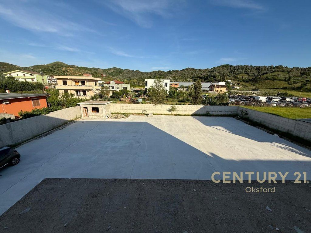 Esclusivo! Edificio Multifunzionale su 2 Piani in Vendita a Vorë!