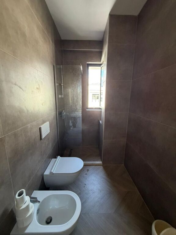✨ SHITET APARTAMENT 2+1+2 ME VERANDË TË MADHE – REZIDENCA ERLI, PORCELAN 🌿