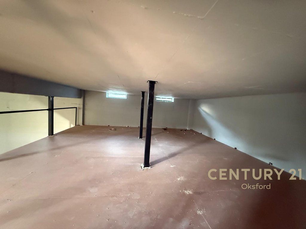 Esclusivo! Edificio Multifunzionale su 2 Piani in Vendita a Vorë!