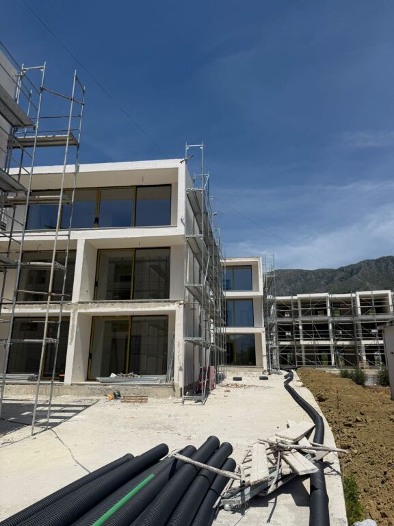 🏖️✨ SHITET APARTAMENT 1+1 NË ORIKUM, VLORË – RRESHTI I PARË ME DETIN 🌊🌅