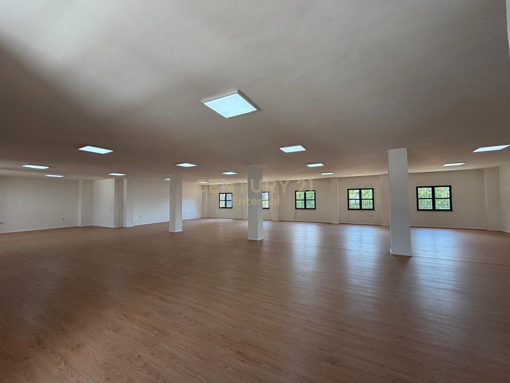 Jepet me qira ambient Open Space në Rrugën Dritan Hoxha