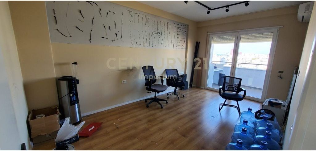 Apartment for Offices for Rent in the Municipality of Paris – 4 Workspaces!