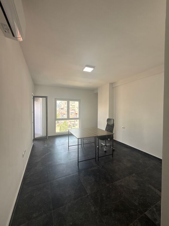 Affittasi Appartamento 2+1+2 – Adatto per Uffici o Residenza