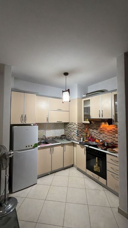 Jepet me qera 1+1 mobiluar Astir 400 eu