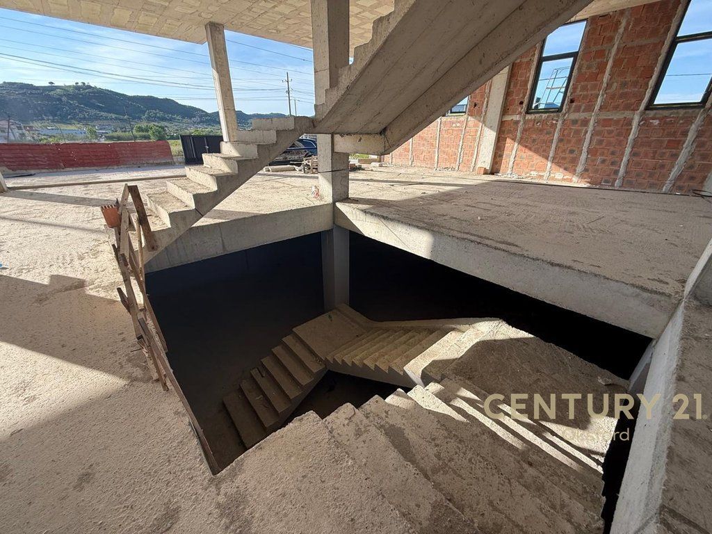 Esclusivo! Edificio Multifunzionale su 2 Piani in Vendita a Vorë!