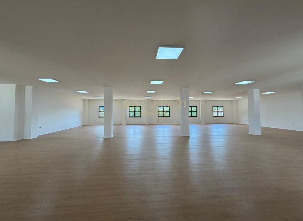 Jepet me qira ambient Open Space në Rrugën Dritan Hoxha