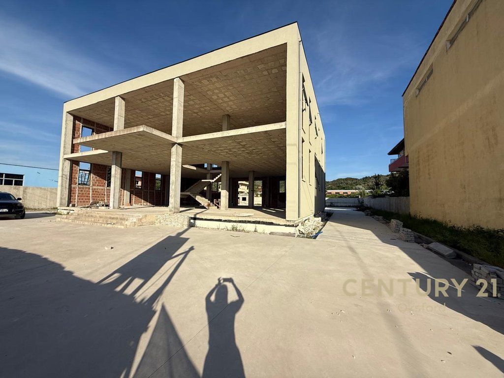 Esclusivo! Edificio Multifunzionale su 2 Piani in Vendita a Vorë!