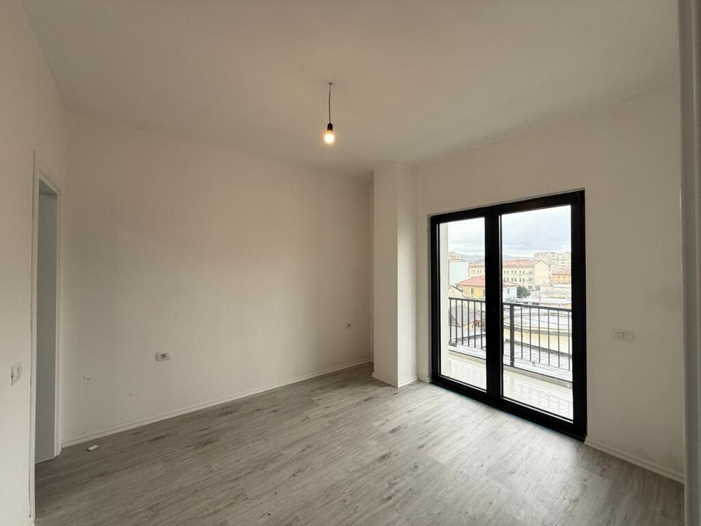 PARTAMENT ME QIRA PËR ZYRA – QENDËR, Tiranë