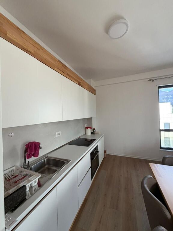 ✨ SHITET APARTAMENT 2+1+2 ME VERANDË TË MADHE – REZIDENCA ERLI, PORCELAN 🌿
