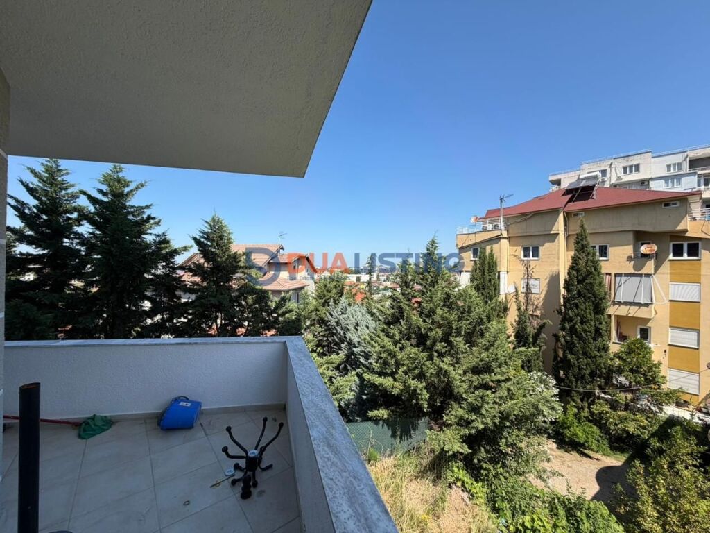 Shitet, apartament 2+1+2 tek Kodra e Priftit!