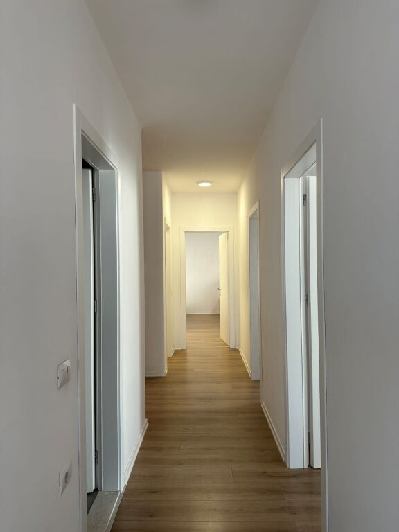🌿🏙️ SHITET APARTAMENT 2+1+2 NË REZIDENCËN ERLI, PORCELAN! 🌿🏙️