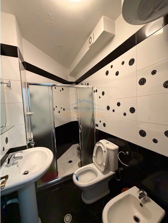 Shitet , Apartament 2+1+Garazh , 21 dhjetori , Tirane
