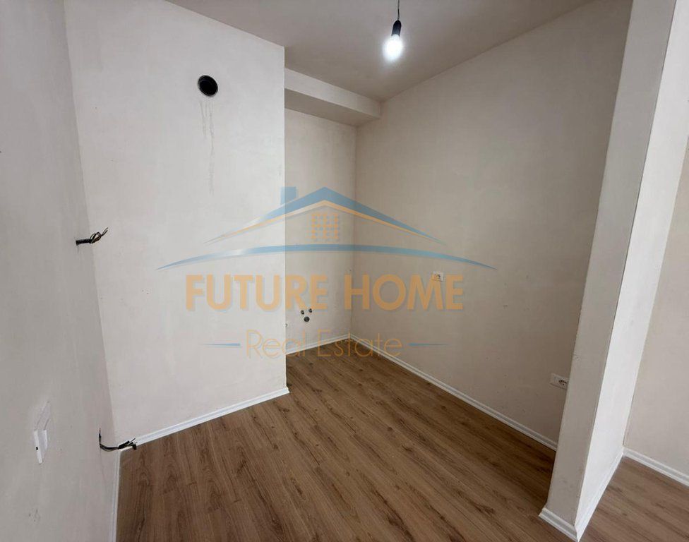 Shitet, Apartament 3+1+2+Depo, Komuna e Parisit,Tiranë