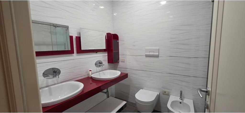GARDA E REPUBLIKËS – APARTAMENT PREMIUM 2+1+2 ME VERANDË DHE POST PARKIMI PËR QIRA!
