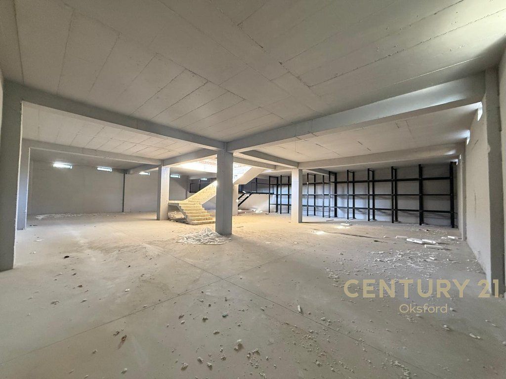 Esclusivo! Edificio Multifunzionale su 2 Piani in Vendita a Vorë!