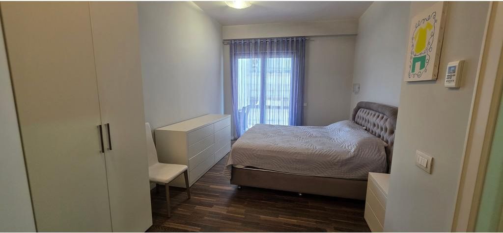 GARDA E REPUBLIKËS – APARTAMENT PREMIUM 2+1+2 ME VERANDË DHE POST PARKIMI PËR QIRA!
