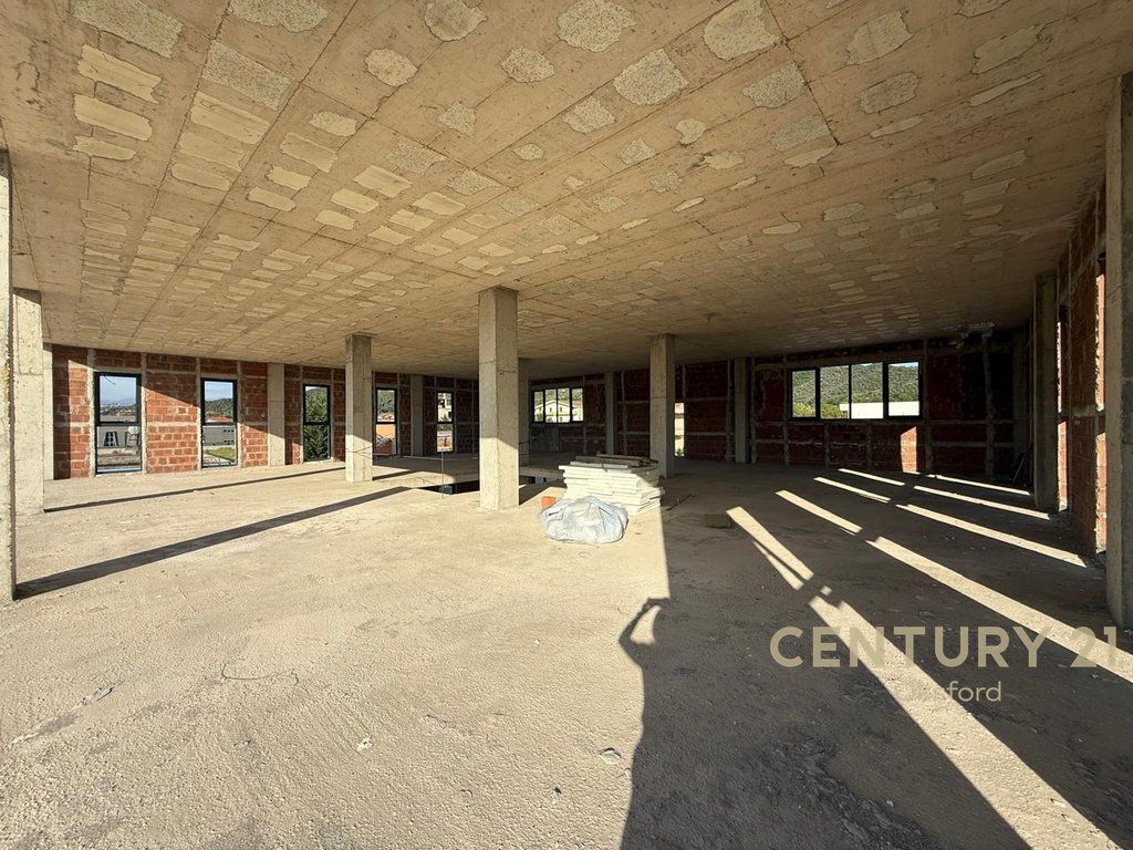 Esclusivo! Edificio Multifunzionale su 2 Piani in Vendita a Vorë!