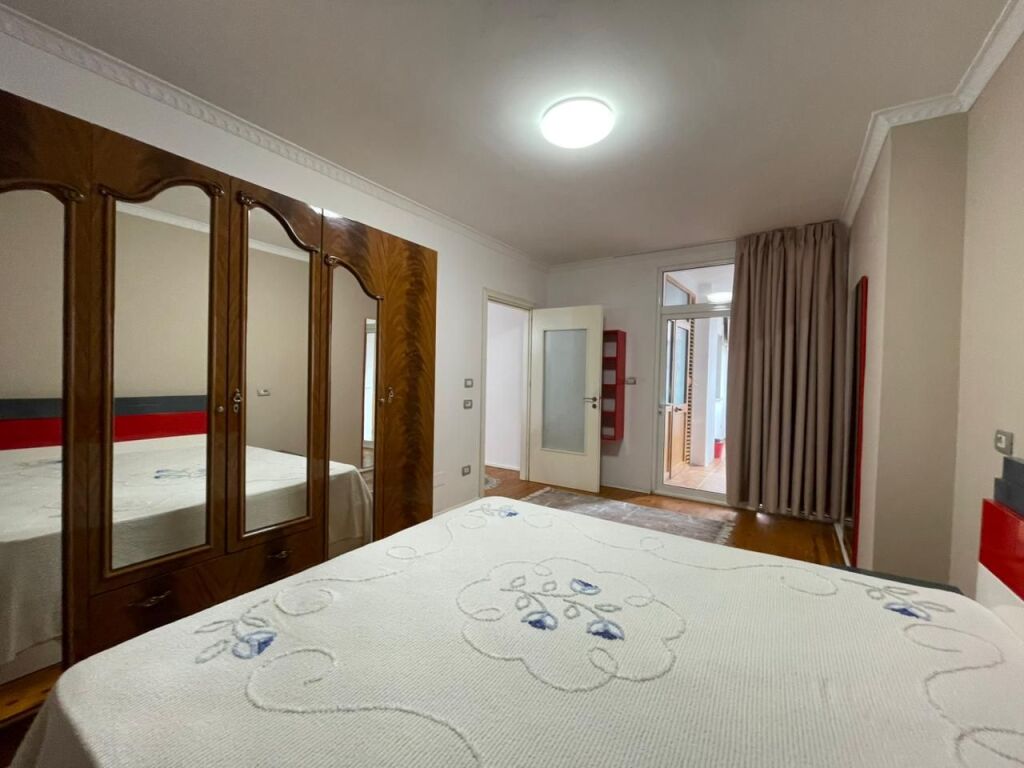 Apartament 2+1 per qira tek Rruga e Kosovareve.