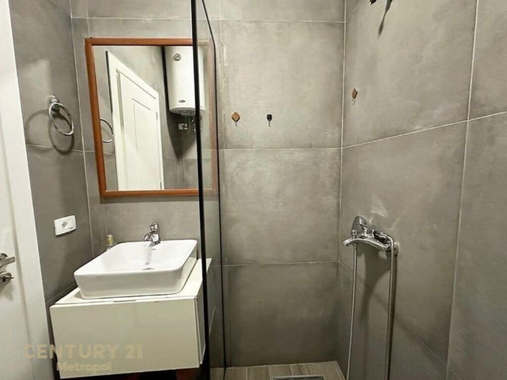 JEPET ME QIRA APARTAMENT 1+1 TEK LIQENI ARTIFICIAL! 500 € /Muaj