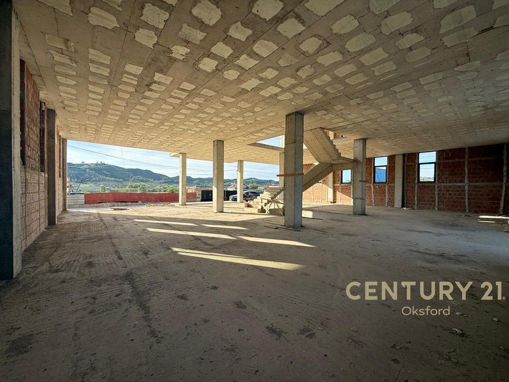Esclusivo! Edificio Multifunzionale su 2 Piani in Vendita a Vorë!