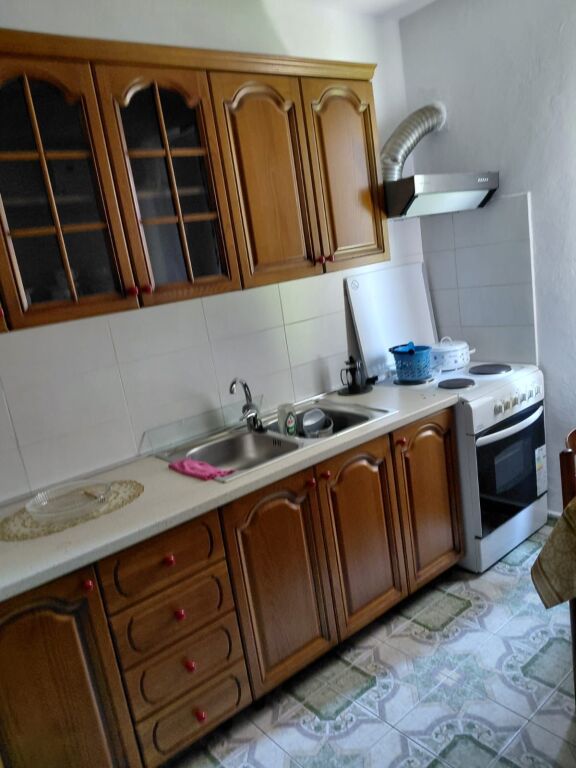 Jepet me qera apart 1+1 prane bllokut afer shkolles 11 Janari