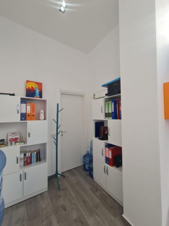 🏢 Jepet me Qira Ambient Biznesi – 📍  Fiori Di Bosko💰 Qira: 50,000 Lekë/muaj