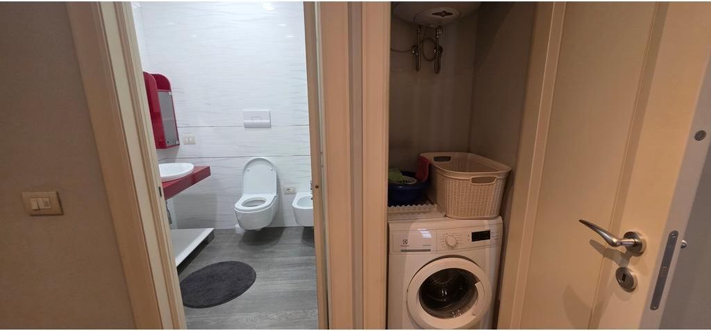 GARDA E REPUBLIKËS – APARTAMENT PREMIUM 2+1+2 ME VERANDË DHE POST PARKIMI PËR QIRA!